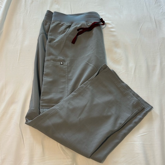 FIGS Women’s Kade Cargo Scrub Pants Size XL/P Cement - Picture 1 of 7